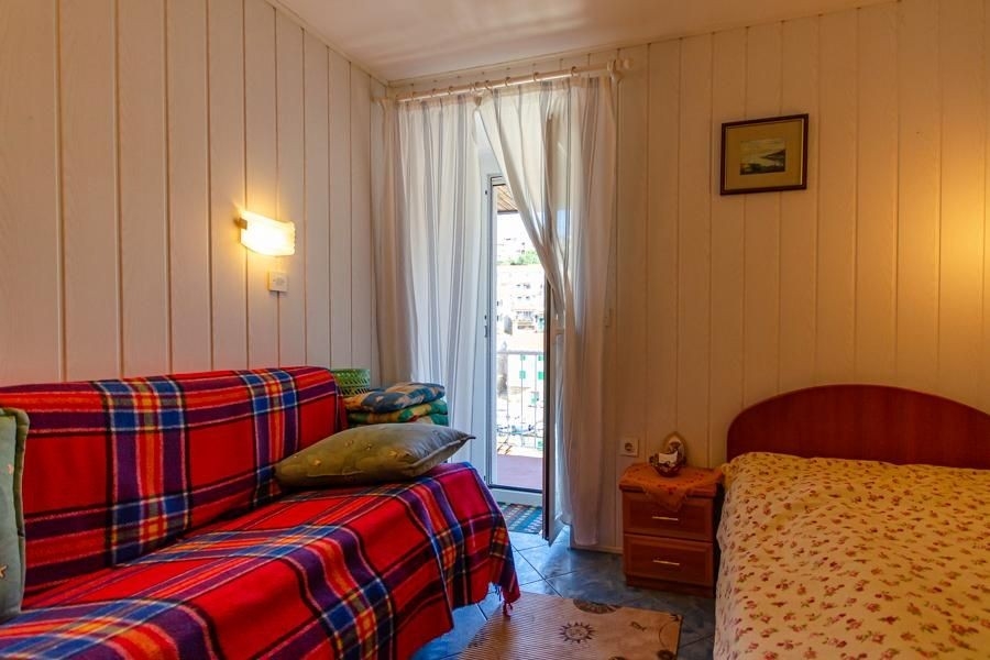 Pokoj se vstupem na balkon a prostorem na spaní