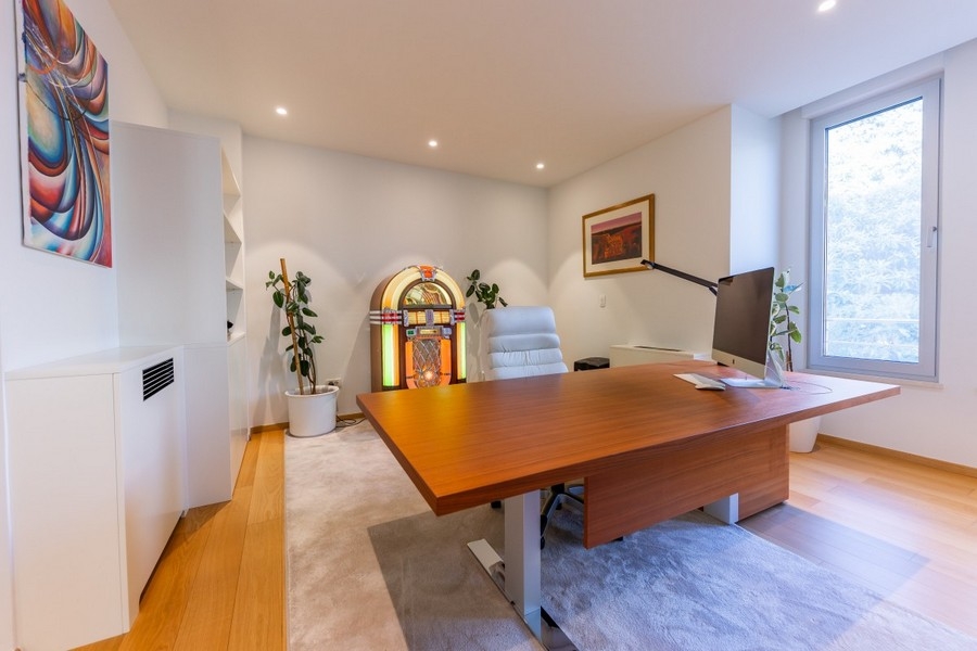 Studovna s psacím stolem a moderním vybavením