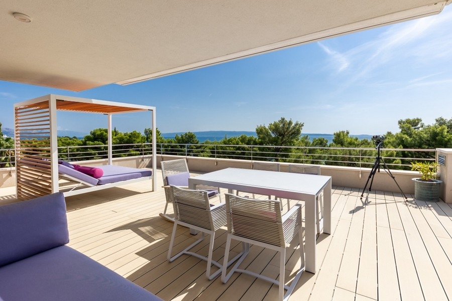 Vila s výhledem na moře na prodej přímo u moře ve Splitu, Chorvatsko.