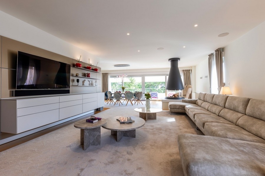 Prostorný obývací pokoj s moderním nábytkem a krbem