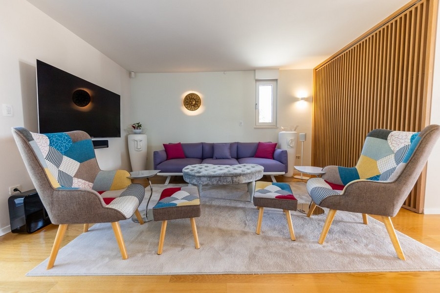 Útulný salonek s designovými křesly