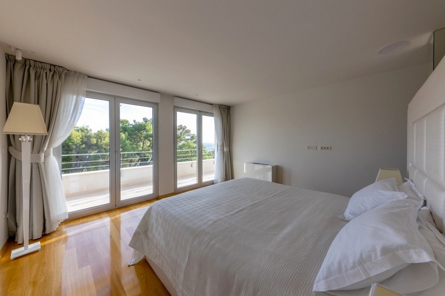 Ložnice s balkonem a výhledem do zeleně