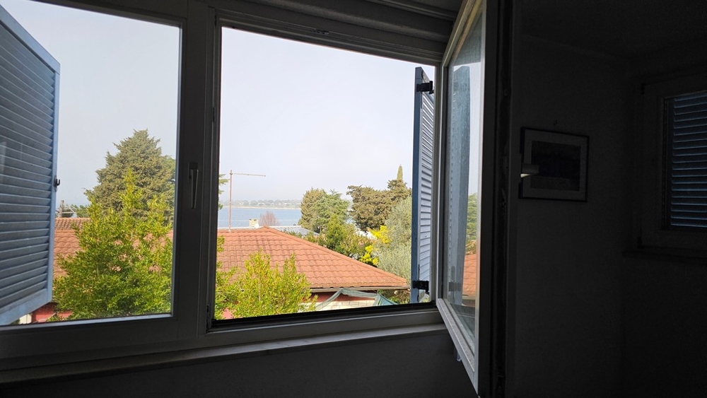 Výhled na moře z okna