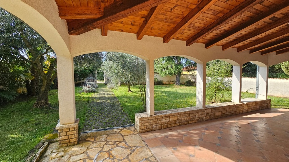 Krytá terasa s posezením a výhledem do zahrady