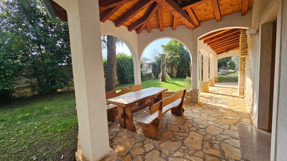 Velká krytá terasa se zahradou a arkádami