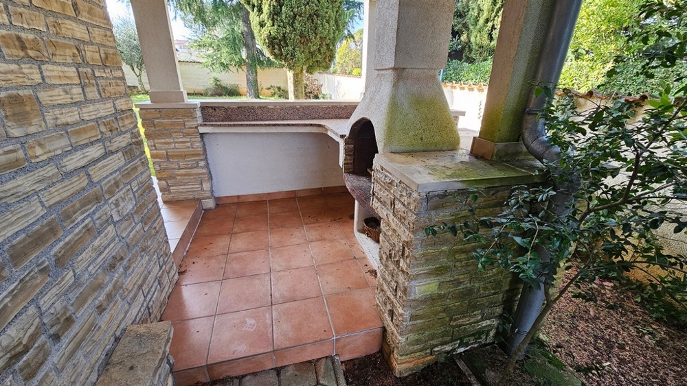 Venkovní kuchyně s grilem na terase