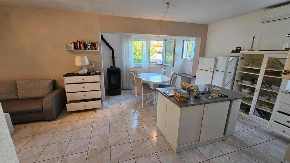 Obývací část s kuchyní a krbem