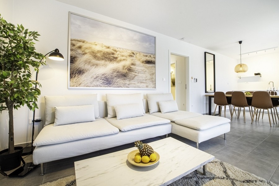 Obývací pokoj s pohovkou a moderním interiérem