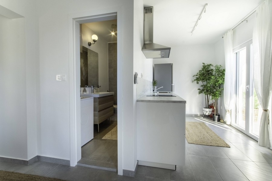 Kuchyňský kout se vstupem na terasu