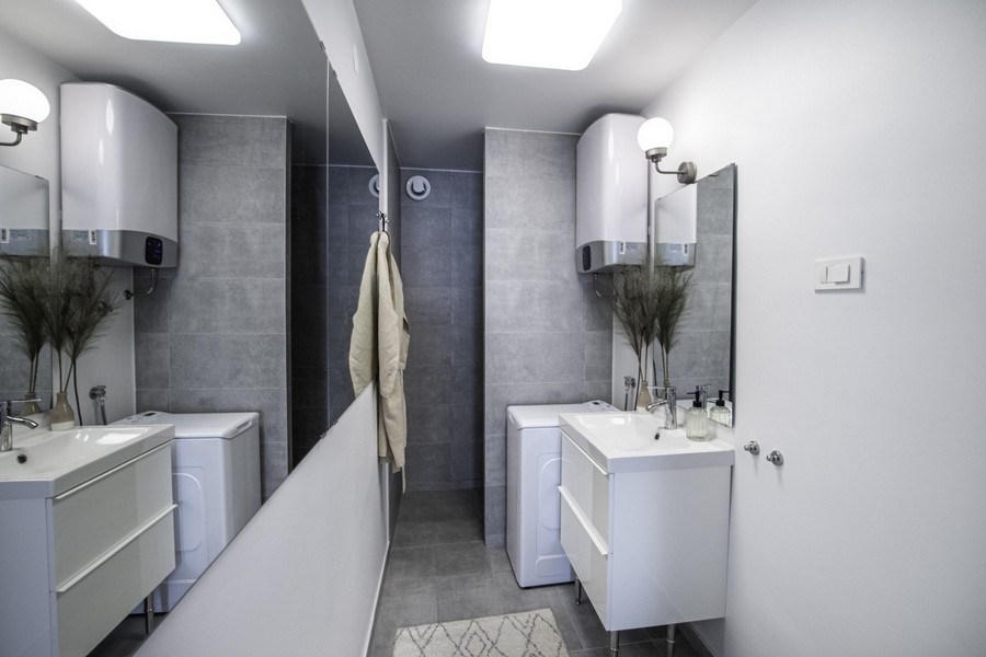 Moderní koupelna s pračkou a umyvadlem