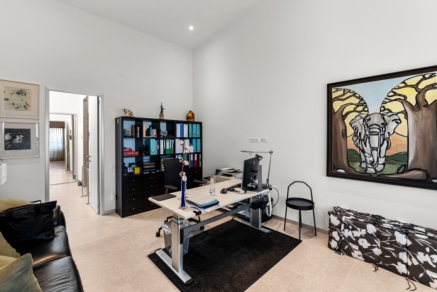 Studovna se stolem a policemi