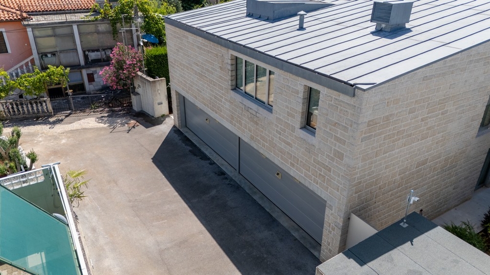 Garážový areál s parkovacími místy pro více vozidel