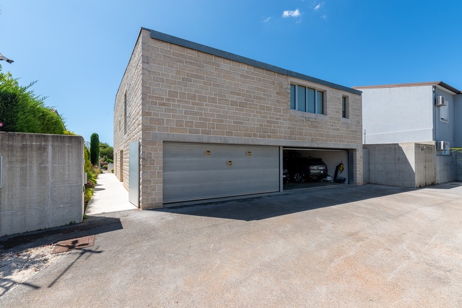 Vnější pohled na vilu s fasádou z přírodního kamene