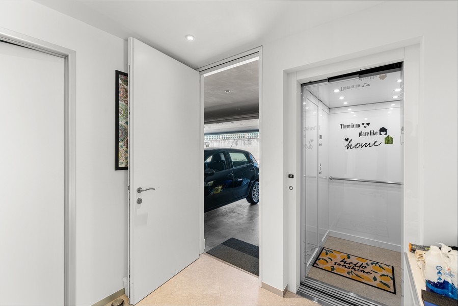 Vstupní prostor s výtahem a přístupem do garáže