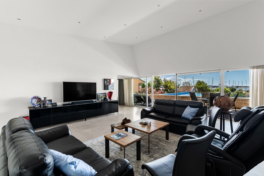 Prostorný obývací pokoj s panoramatickými okny