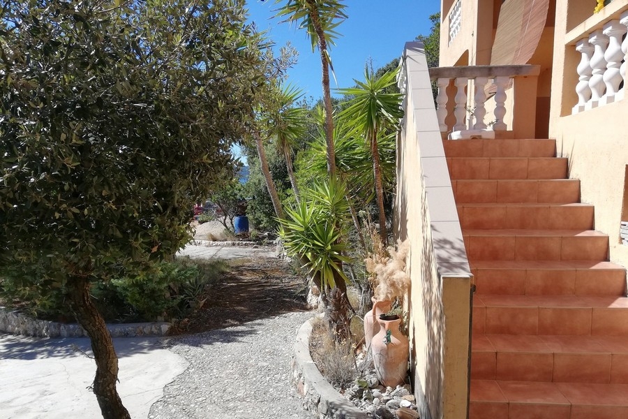 Středomořská zahrada a vstupní brána ostrovního pozemku