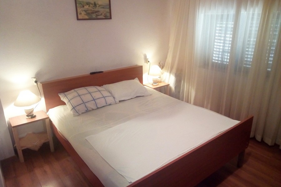 Ložnice s manželskou postelí na ostrově