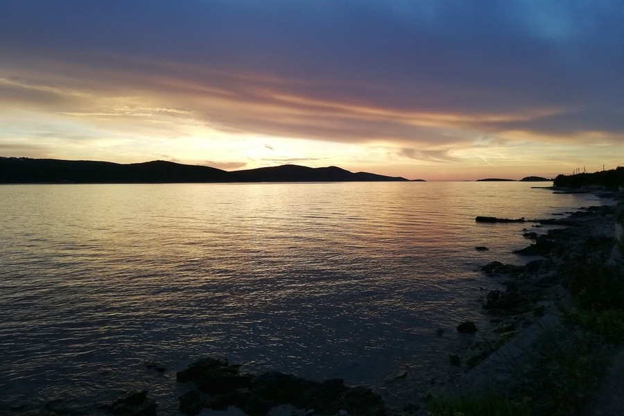 Západ slunce nad mořem v souostroví Zadar