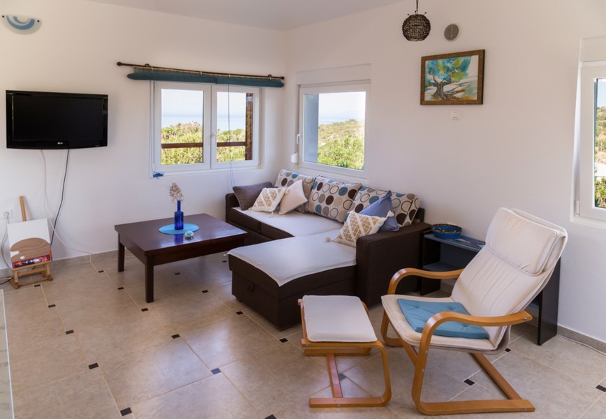 Obývací pokoj s pohovkou a výhledem na moře