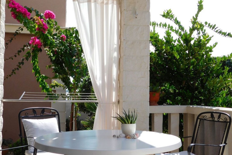 Krytá terasa s posezením a popínavými rostlinami