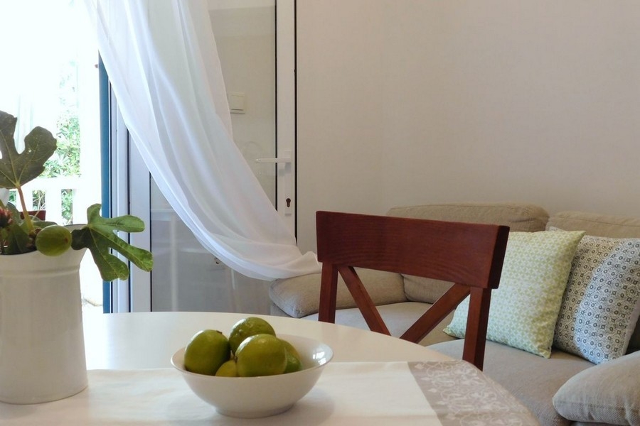 Obývací pokoj s pohovkou a jídelním koutem