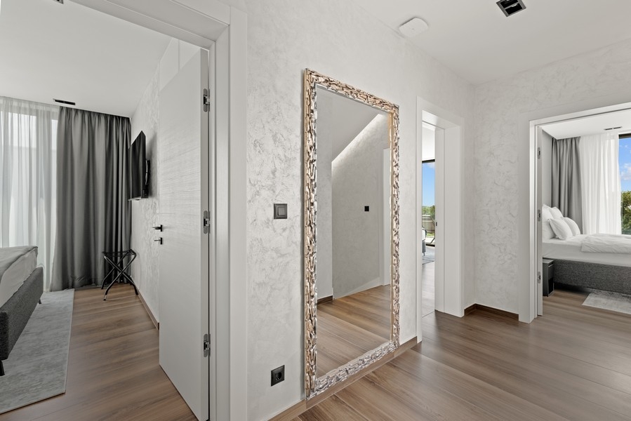 Ložnice s velkým oknem a výhledem do zeleně