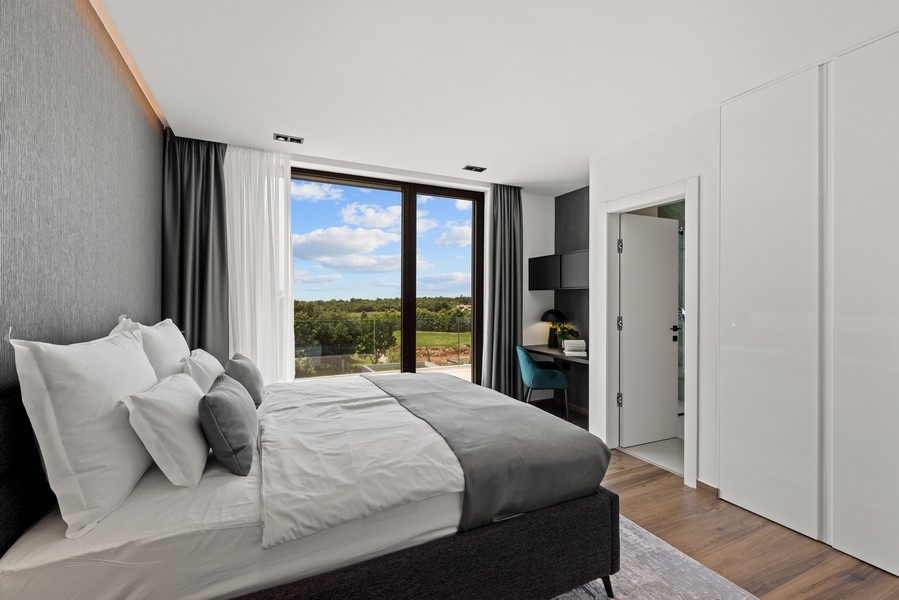 Moderní koupelna s přírodním kamenem a sprchovým koutem