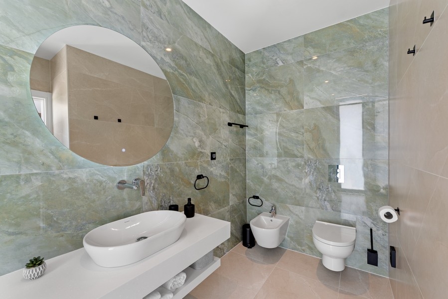 Sauna s dřevěným obložením a lehátky ve vile u Poreče na Istrii