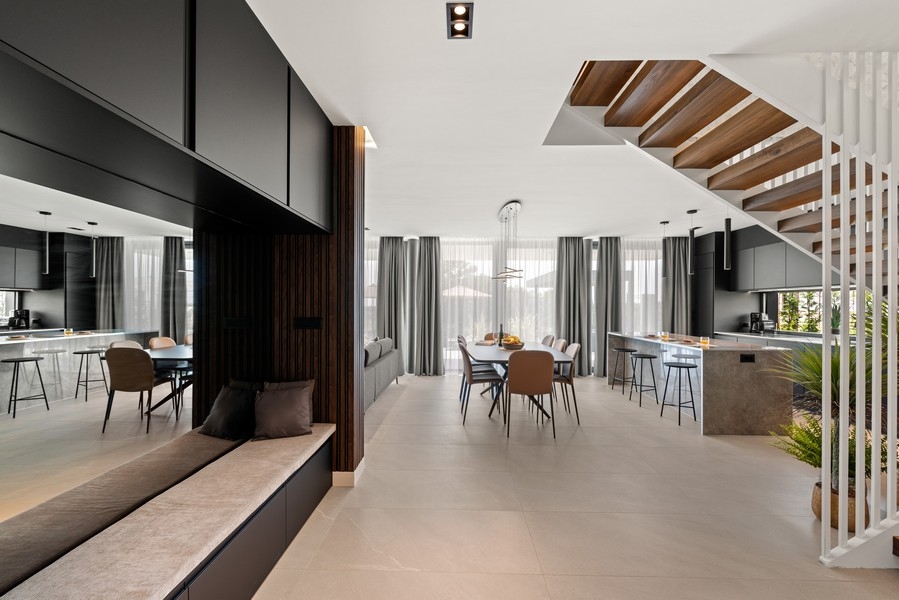 Otevřený obývací prostor s kuchyní a schodištěm