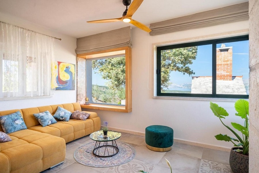 Obývací pokoj s výhledem na moře a velkými okny