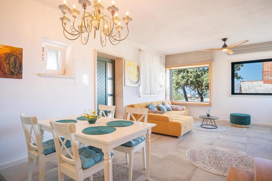 Jídelna s obývacím pokojem a středomořským interiérem