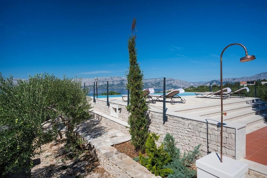 Terasa s nekonečným bazénem a panoramatickým výhledem na moře a pobřeží