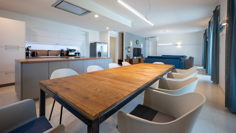 Otevřený obývací a jídelní kout s vysoce kvalitním nábytkem