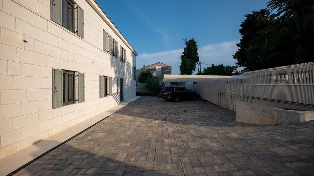 Prostorný pozemek s moderní vilou a bazénem u moře