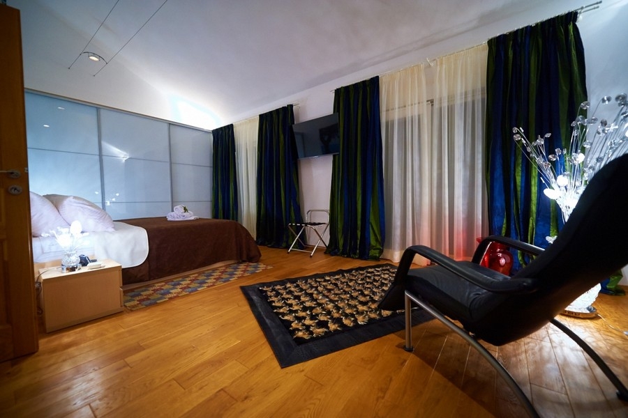 Prostorná ložnice s parketami a posezením