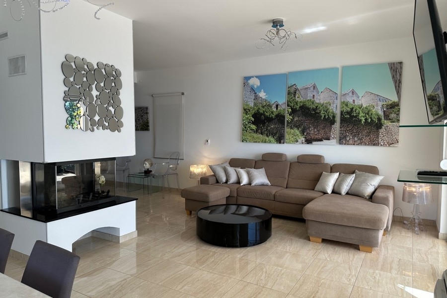 Moderní obývací pokoj s krbem a posezením