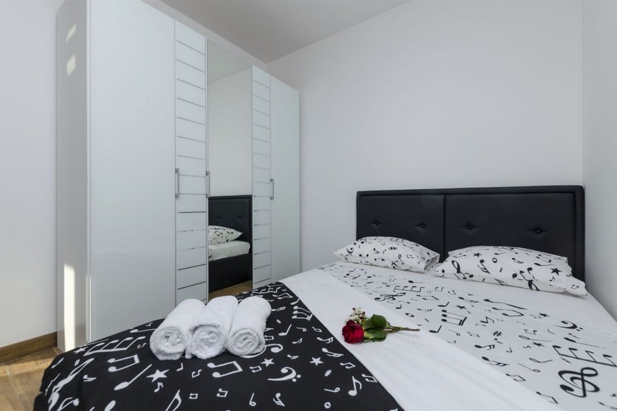 Ložnice s postelí a šatní skříní