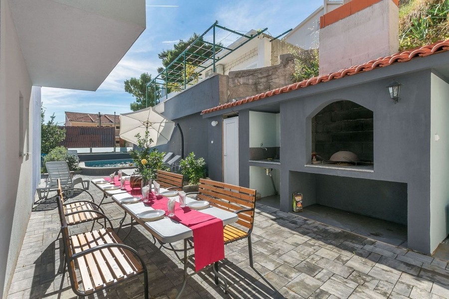 Otevřená terasa s výhledem na bazén a moře