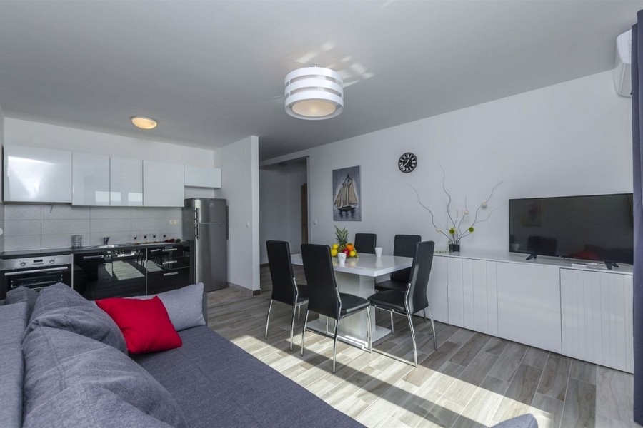 Obývací pokoj s kuchyní a jídelním stolem