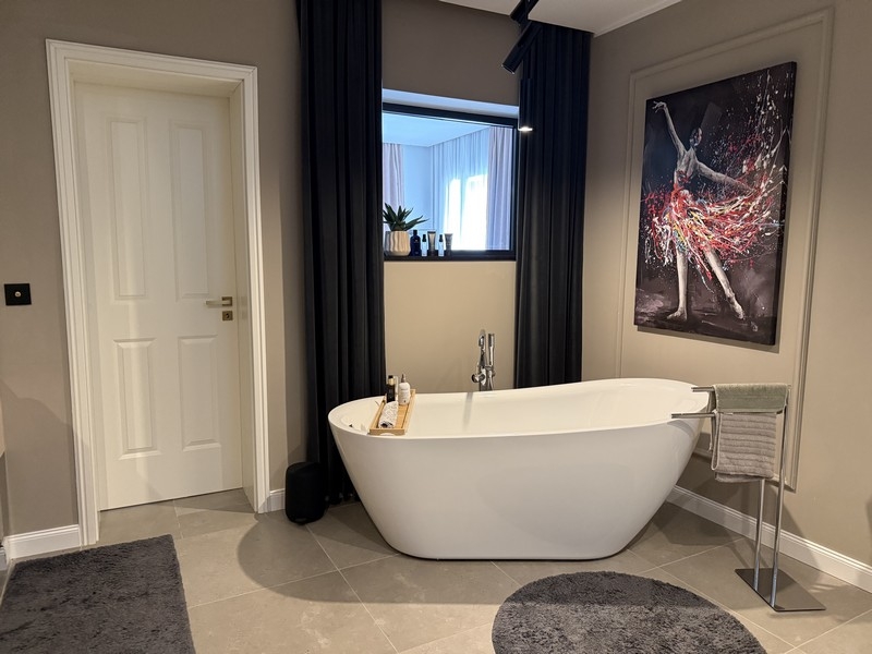 Koupelna s volně stojící vanou