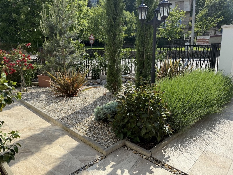 Udržovaná zahrada se středomořskými rostlinami