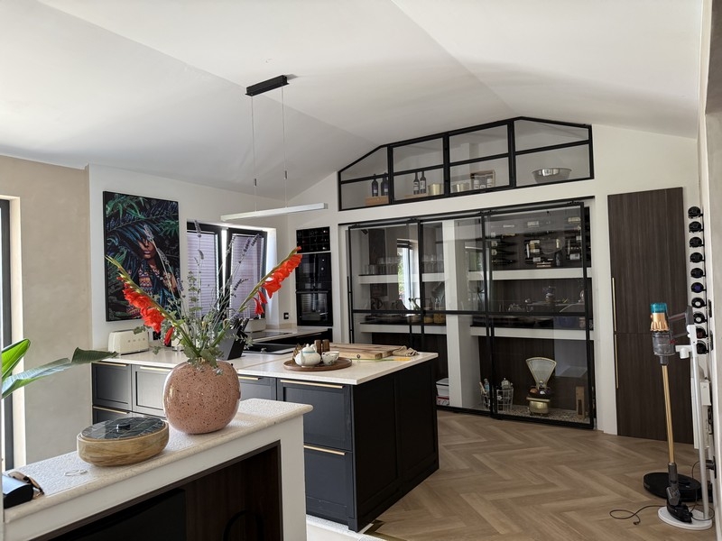 Moderní zařízení v interiéru nemovitosti.