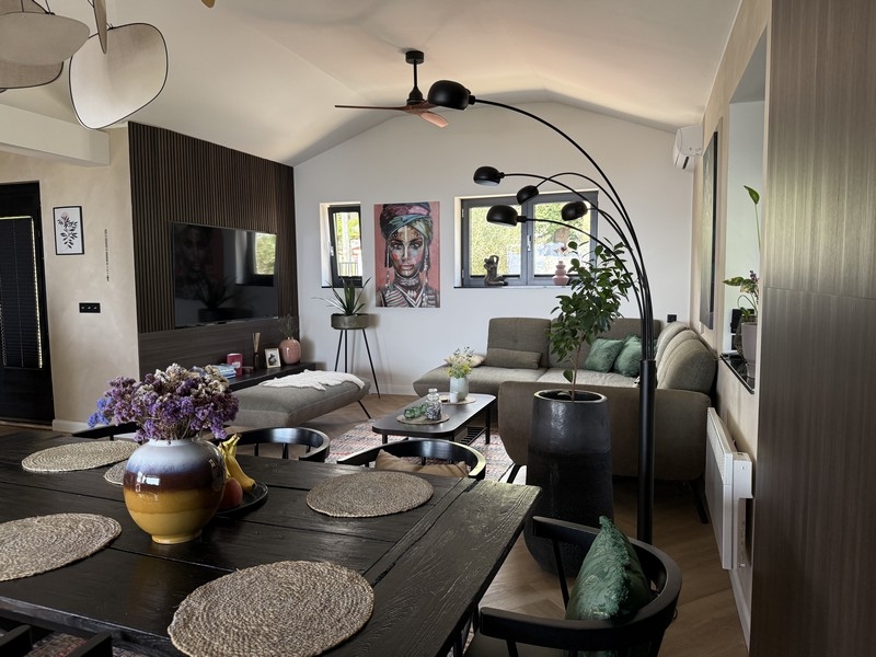 Obývací pokoj s pohovkou a moderním nábytkem