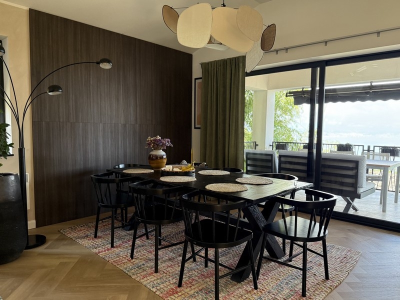 Jídelna s přístupem na terasu a výhledem na moře