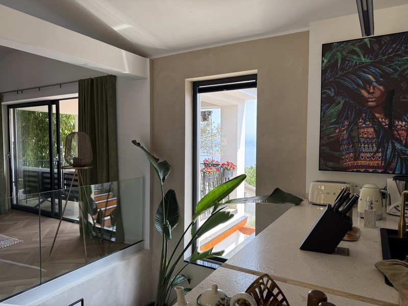 Kuchyň s výhledem na balkon a okolí