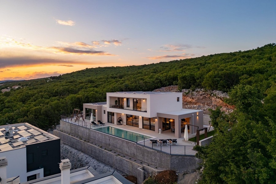 Vila s bazénem nedaleko Rijeky v Chorvatsku na prodej - H3867.