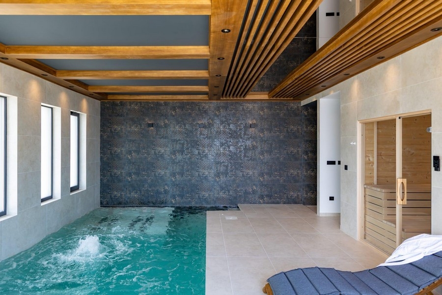 Wellness zóna s krytým bazénem a saunou