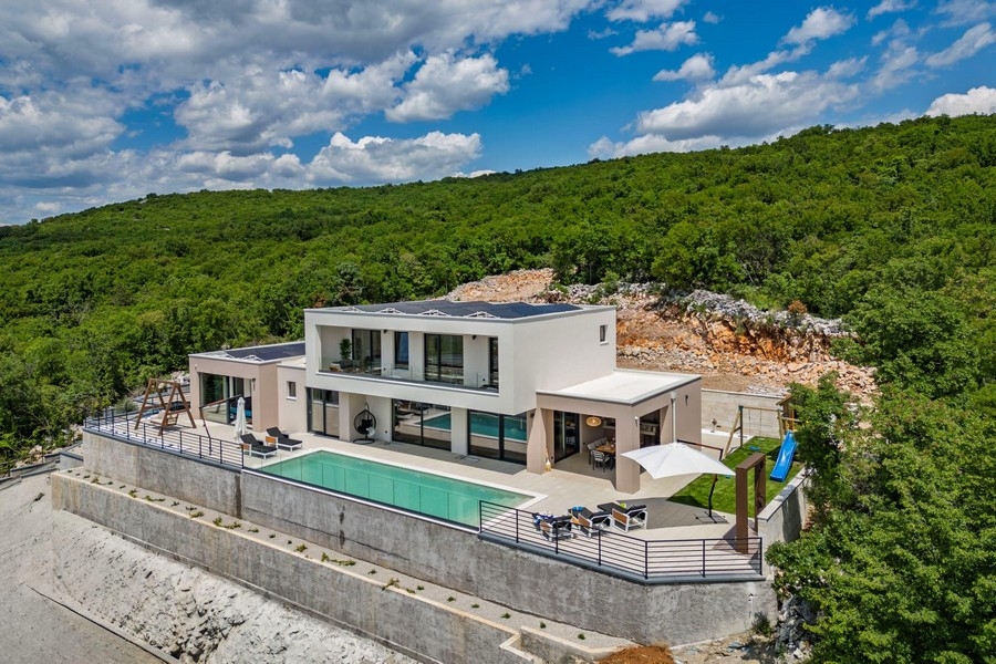 Moderní vila na svahu s bazénem a velkým pozemkem