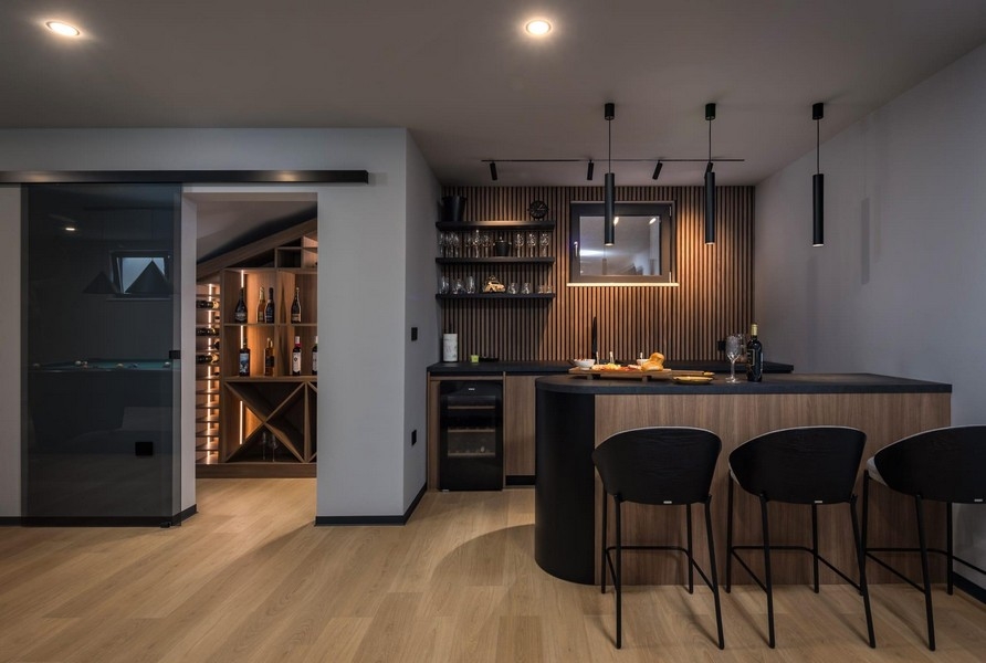 Domácí bar s vinotékou a moderním designem