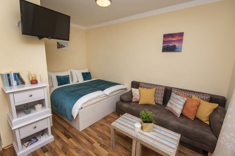 Studio s postelí a pohovkou